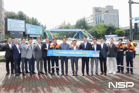 NSP통신-현판식 참석자 기념 찰영 (사진 = 광양시청)