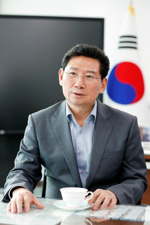 NSP통신-이상일 용인특례시장이 구윤철 기획재정부 장관에게 용인 첨단시스템반도체 클러스터 국가산업단지에 토지를 수용당한 이주민과 이주기업을 위한 지원책을 담은 서한문을 보냈다. (사진 = 용인특례시)