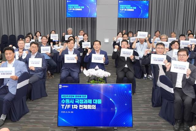 NSP통신-지난 6월 열린 수원시 국정과제 대응 TF 1차 전체회의에서 이재준 수원시장(가운데)과 위원들이 기념촬영을 하고 있다. (사진 = 수원시)