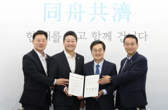 NSP통신-13일 오전 도담소에서 열린 2025 여야정협치위원회 협약식에서 김동연 경기도지사, 김진경 경기도의회 의장, 최종현 경기도의회 더불어민주당 대표의원, 백현종 경기도의회 국민의힘 대표의원이 협약서에 서명하고 기념촬영을 하고 있다. (사진 = 경기도)