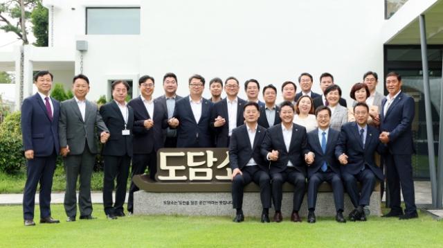 NSP통신-13일 오전 도담소에서 김동연 경기도지사, 김진경 경기도의회 의장, 최종현 경기도의회 더불어민주당 대표의원, 백현종 경기도의회 국민의힘 대표의원, 각 당 대표단 및 주요 내빈 등이 기념촬영을 하고 있다. (사진 = 경기도)