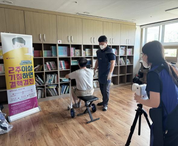 NSP통신-영주시보건소 찾아가는 결핵검진 시행, 19~20일 복지센터·경로당 등 8개소 방문, 65세 이상 어르신들 무료 결핵 검진 받으세요. (사진 = 영주시)