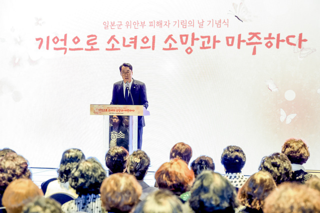 NSP통신-13일 정명근 화성시장이 일본군 위안부 피해자 기림의 날 기념식에서 추념사를 하고 있다. (사진 = 화성시)