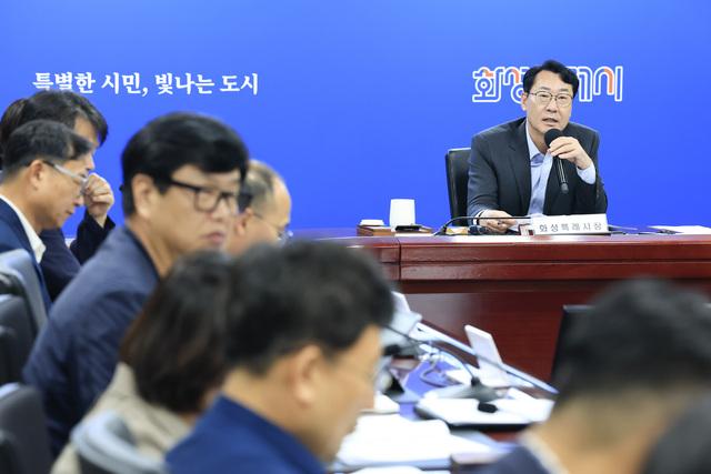 NSP통신-12일 정명근 화성시장(오른쪽)이 을지훈련 준비보고 회의를 주재하며 준비상황을 점검하는 모습. (사진 = 화성시)