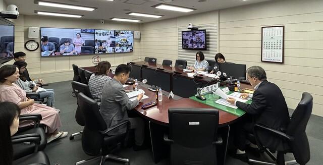 NSP통신-12일 조승문 화성시 제2부시장 주재로 민생 회복 소비 쿠폰 서비스 확대 방안 발굴을 위한 회의가 진행되고 있는 모습. (사진 = 화성시)