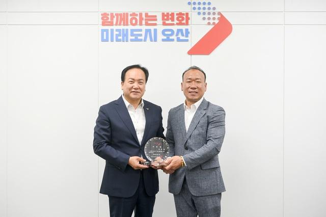 NSP통신-12일 이권재 오산시장(왼쪽)과 정은철 1일 명예시장이 기념촬영을 하는 모습. (사진 = 오산시)