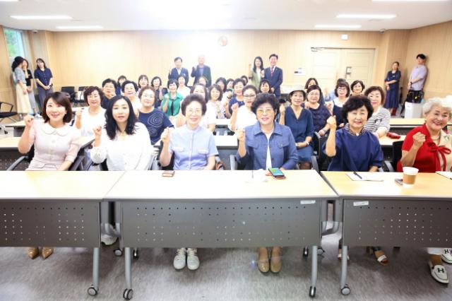 NSP통신-군포시의회 의원연구단체 시민과 함께하는 해피투게더 2 회원들이 여성지도자들과 스피치 워크숍 가운데 기념촬영을 하고 있다. (사진 = 군포시의회)