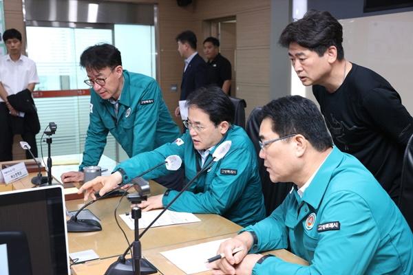NSP통신-재난상황실에서 피해상황을 종합지휘 중인 이동환 고양시장 (사진 = 고양시)