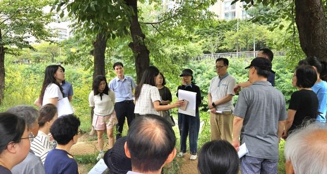 NSP통신-용인특례시 수지구 주민참여예산위원회 위원들이 11일 고기2교 도로 개설 현장을 방문해 사업의 필요성과 시급성을 검토하고 있다. (사진 = 용인특례시)