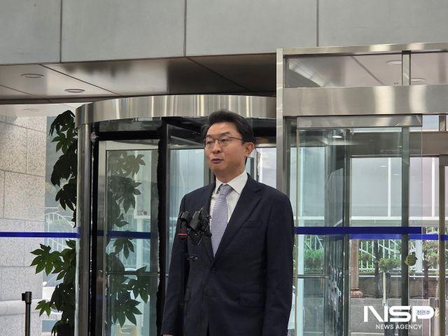 NSP통신-14일 서울 중구 예금보험공사에 마련된 인사청문회 준비 사무실 출근길에 이 후보자가 기자들의 질문에 답변하고 있다. (사진 = 강수인 기자)