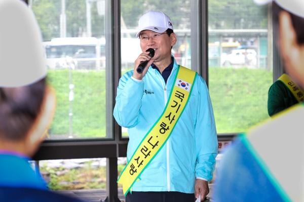 NSP통신-13일 기흥역에서 열린 태극기 나눔 행사에서 이상일 시장이 인사말을 하고 있다. (사진 = 용인특례시)