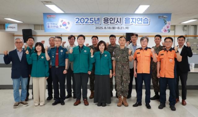 NSP통신-13일 시청 영상회의실에서 이상일 용인특례시장을 비롯해을지연습 준비보고회에 참석자들이 기념촬영을 하고 있다. (사진 = 용인특례시)
