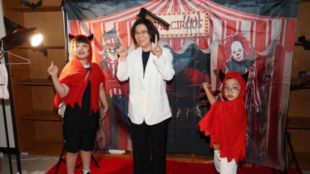 NSP통신-김보라 안성시장이 원곡작은도서관에서 진행한 13일의 수요일엔 오싹오싹 도서관 행사에서 어린이들과 기념촬영을 하고 있다. (사진 = 안성시)