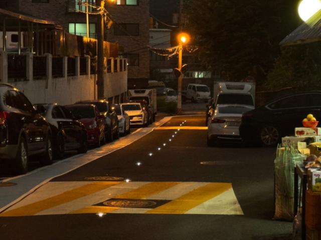 NSP통신-낮 동안 태양광을 저장해 밤에 LED 조명을 밝히는 솔라표지병이 설치된 소하2동 골목길 전경. (사진 = 광명시)