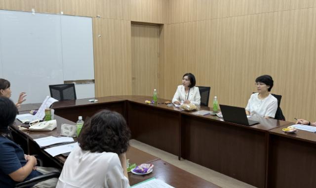 NSP통신-황세주 경기도의원이 윤주용 서울대 교수, 김정애 경복대 교수, 우세옥 상임의사 등 관계자들과 지역 돌봄의료 강화 방안 위한 간담회를 하고 있다. (사진 = 경기도의회)