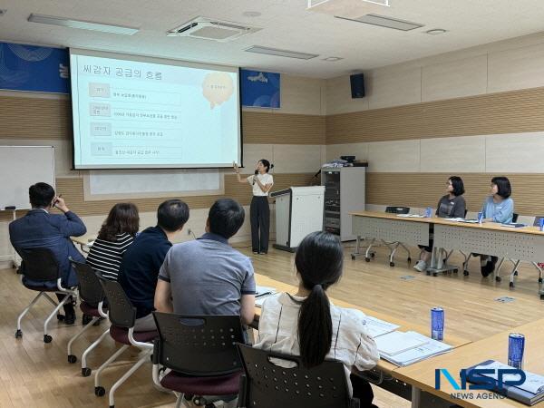 NSP통신-울진군은 농촌진흥공무원의 현장 전문성 강화와 발표력 향상을 위해 매달 연구과제 발표회를 운영한다. (사진 = 울진군)