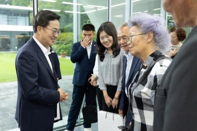 NSP통신-14일 오전 김동연 경기도지사가 국외에 거주 중인 독립유공자 후손들과 도담소에서 인사를 하고 있다. (사진 = 경기도)