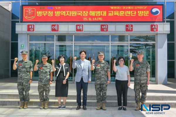NSP통신-김인환 병무청 병역자원국장은 14일 해병대교육훈련단(포항시 소재)을 방문해 입영판정검사 제도의 현장 운영 실태를 점검하고 군관계관과 제도 발전방안을 논의했다. (사진 = 대구경북지방병무청)