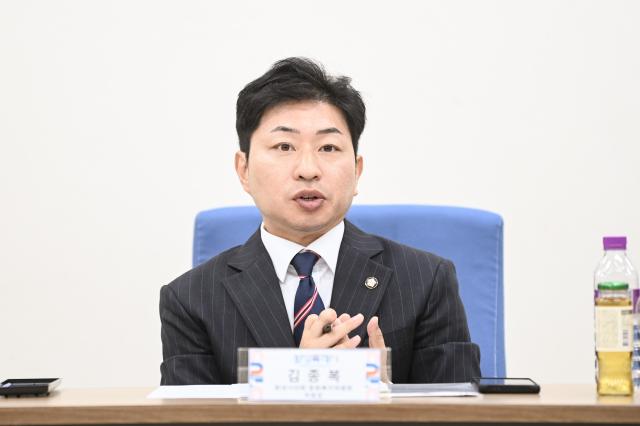 NSP통신-13일 김종복 문화복지위원장이 간담회에서 발언을 하는 모습. (사진 = 화성시의회)