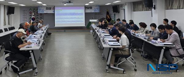 NSP통신-의성군은 지난 11일 의성군청 대회의실에서 지역 내 산불 피해 대응을 위해 구성된 산불 주민대책위원회와 2025년 산불피해 주민대책위원회 간담회를 개최했다. (사진 = 의성군)