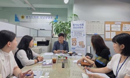 NSP통신-최만식 경기도의원이 도의회 성남상담소에서 김민영 경기도발달장애인지원센터 센터장, 황미경 경기복지재단 지역복지실장과 정담회를 열고 장애아동 지원 조례 제정 필요성에 대해 논의하고 있다. (사진 = 최만식 의원실)