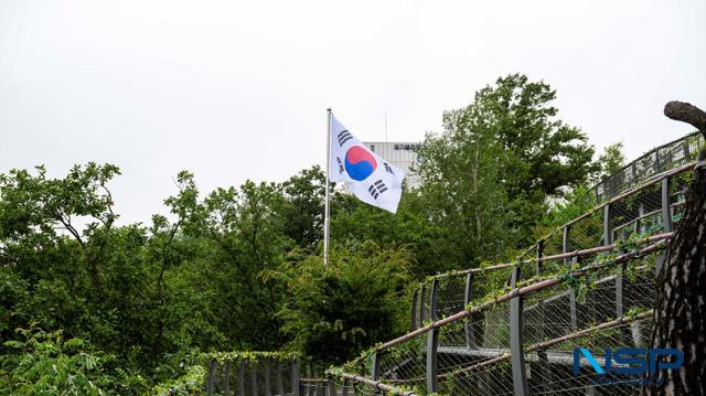 NSP통신-애기봉펴황생태공원 생태탐방로에 태극기가 설치된 모습. (사진 = 조이호 기자)