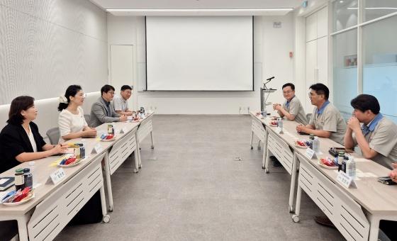 NSP통신-14일 평택시 안중읍 소재 K-푸드 수출입업체인 오뚜기라면을 방문한 민희 평택직할세관장(왼쪽 세 번째)이 K-푸드 업체의 대미 수출 지원을 위한 간담회를 하고 있다. (사진 = 평택세관)