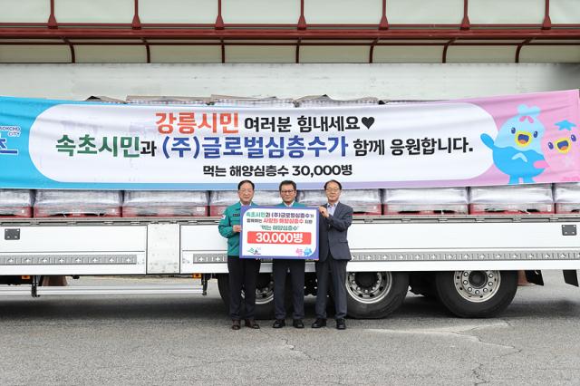 NSP통신-속초시와 글로벌심층수에서 가뭄으로 고생하는 강릉시에 생수를 지원한 모습. (사진 = 강릉시)