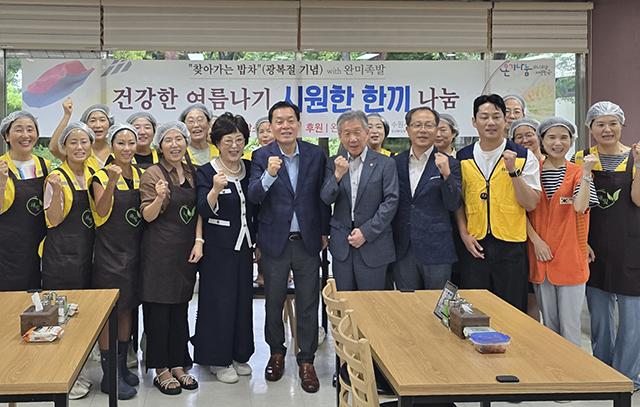 NSP통신-14일 이재준 수원시장(앞 줄 왼쪽 여섯번째)이 수원 보훈원에 살아 있는 마지막 광복군 오성규 애국지사를 방문한 뒤 보훈원 식당에서 급식 봉사를 하고 있는 자원봉사자와 사회공헌활동에 참여하고 있는 완미족발 봉사자와 기념촬영을 하고 있다. (사진 = 수원시)