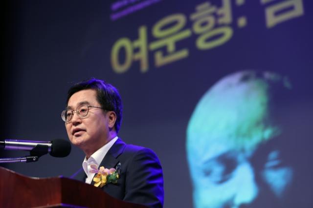 NSP통신-광복 80주년을 맞아 몽양 여운형 선생의 삶을 재조명하는 특별전 개막식에서 인사말하는 김동연 경기도지사. (사진 = 경기도)