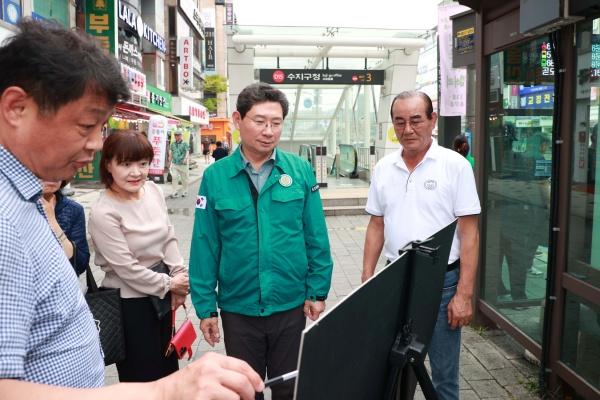 NSP통신-이상일 용인특례시장이 14일 수지구청역 버스정류장에서 노후차량 교체와 정류장 확장 계획을 보고받고 있다. (사진 = 용인특례시)