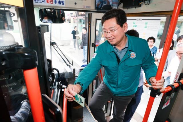 NSP통신-이상일 용인특례시장은 14일 노후 차량 상태 확인을 위해 조아용카드를 찍고 15-2번 마을버스에 승차했다. (사진 = 용인특례시)
