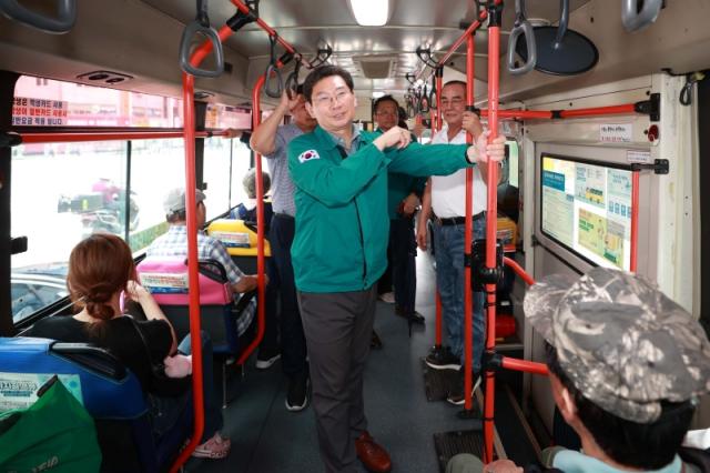 NSP통신-이상일 용인특례시장은 14일 신봉동행 15-2번 마을버스에 승차해 버스 이용시 불편사항 등을 청취하며 시민들과 소통했다. (사진 = 용인특례시)