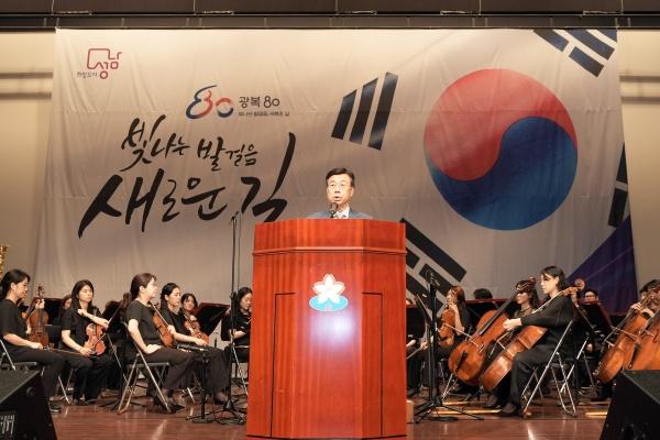 NSP통신-신상진 성남시장이 15일 오전 성남시청 온누리에서 열린 제80회 광복절 기념식에서 경축사를 하고 있다. (사진 = 성남시)