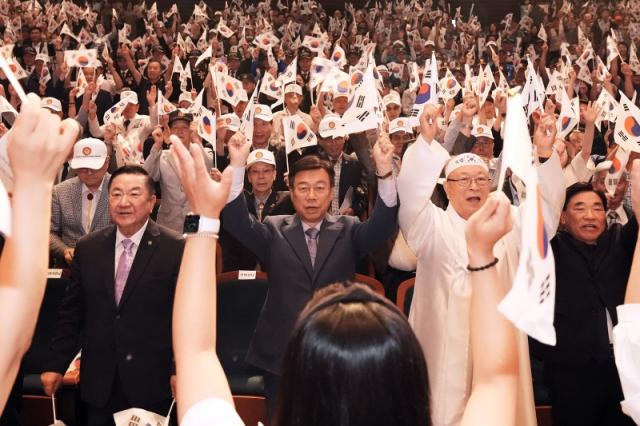 NSP통신-신상진 성남시장과 주요내빈들이 만세삼창을 하고 있다. (사진 = 성남시)