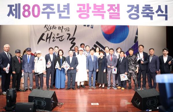 NSP통신-안광림 성남시의회 부의장을 비롯한 시의원들이 15일 시청 1층 온누리실에서 열린 제80주년 광복절 경축식에서 참석자들과 기념촬영을 하고 있다. (사진 = 성남시의회)