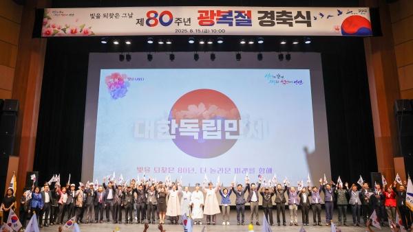 NSP통신-안산시의회 의원들이 15일 안산문화예술의전당 해돋이극장에서 열린 제80주년 광복절 경축식에 참석했다. 사진은 단체 기념촬영 모습. (사진 = 안산시의회)