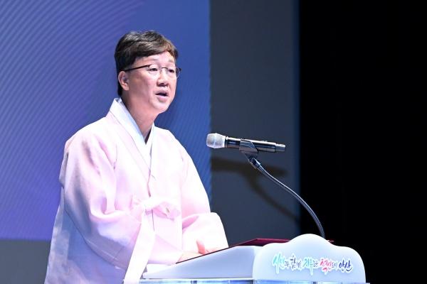 NSP통신-이민근 안산시장이 15일 안산문화예술의전당 해돋이극장에서 열린 제80주년 광복절 경축식에서 경축사를 하고 있다. (사진 = 안산시)