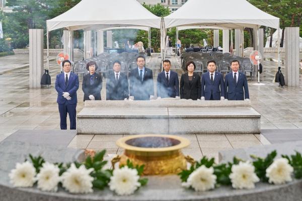 NSP통신-16일 경기도의회 국민의힘이 광복80주년을 맞아 현충탑 참배 가운데 기념촬영을 하고 있다. (사진 = 경기도의회 국민의힘)