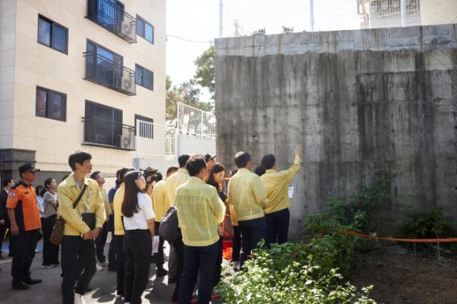 NSP통신-15일 오후 수원 파장동에서 김동연 경기도지사가 옹벽 붕괴 우려 주택을 방문하여 점검하고 있다. (사진 = 경기도)