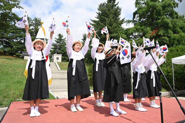 NSP통신-만세삼창을 외치고 있는 모습. (사진 = 원주시)