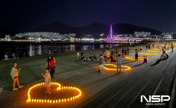 NSP통신-웅천 해변 일대에 설치된 약 1만 개의 캔들 (사진 = 여수시)