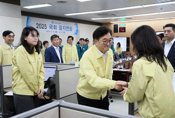 NSP통신-우원식 국회의장이 국회 종합상황실을 방문하고 있다. (사진 = 국회의장 공보 수석실)