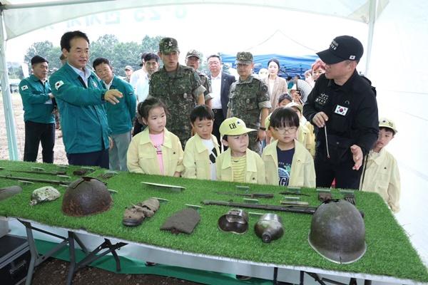 NSP통신-이동환 고양특례시장과 꿈나무 민방위대장 어린이들이 군장비에 대한 설명을 듣고 있다. (사진 = 고양시)
