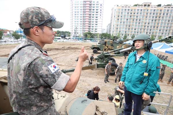 NSP통신-이동환 고양특례시장이 장갑차 탑승 체험을 하고 있다. (사진 = 고양시)