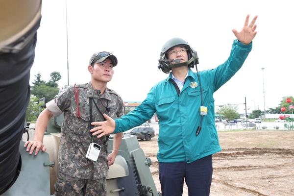 NSP통신-장갑차 탑승 체험 중인 이동환 고양특례시장 (사진 = 고양시)