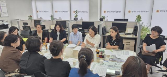 NSP통신-신미숙 경기도의원이 14일 경기도의회 화성상담소서 어린이집 원장들과 이은진 화성시의원과 정담회를 열어 주요 현안과 개선 방안에 대해 논의하고 있다. (사진 = 경기도의회)