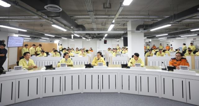 NSP통신-18일 오전 경기도청 전시종합상황실에서 김동연 경기도지사, 부지사, 경기도소방재난본부장 등이 참석한 가운데 2025년 을지연습 최초 상황보고 회의가 열리고 있다. (사진 = 경기도)