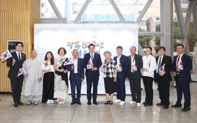 NSP통신-제 80주년 광복절 기념행사를 맞아 국외거주 독립유공자 후손들이 안양시를 방문한 가운데 기념촬영을 하고 있다. (사진 = 안양시)