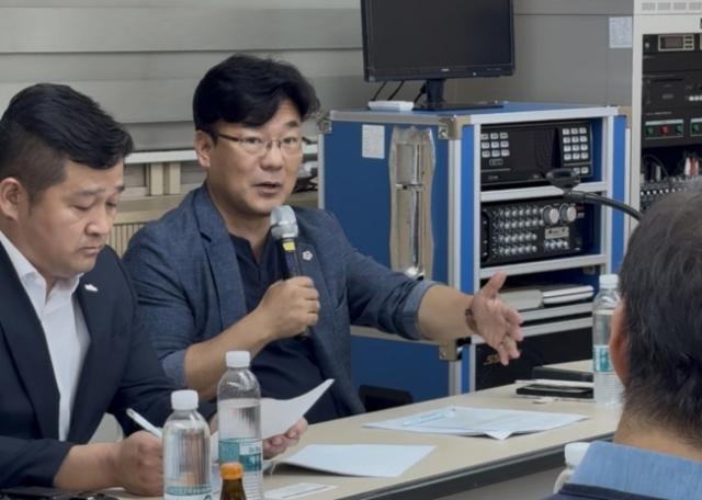 NSP통신-최만식 경기도의원이 13일 위례종합사회복지관에서 사회복지 종사자 처우개선 방안을 주제로 현장의 의견을 청취하고 있다. (사진 = 경기도의회)